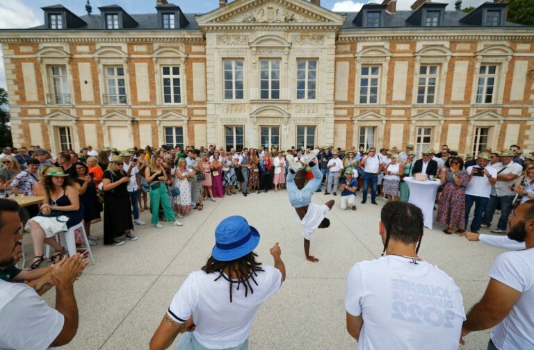 Garden party corporate Leclerc 2022, show de breakdance devant chateau, invites en cercle applaudissant l artiste